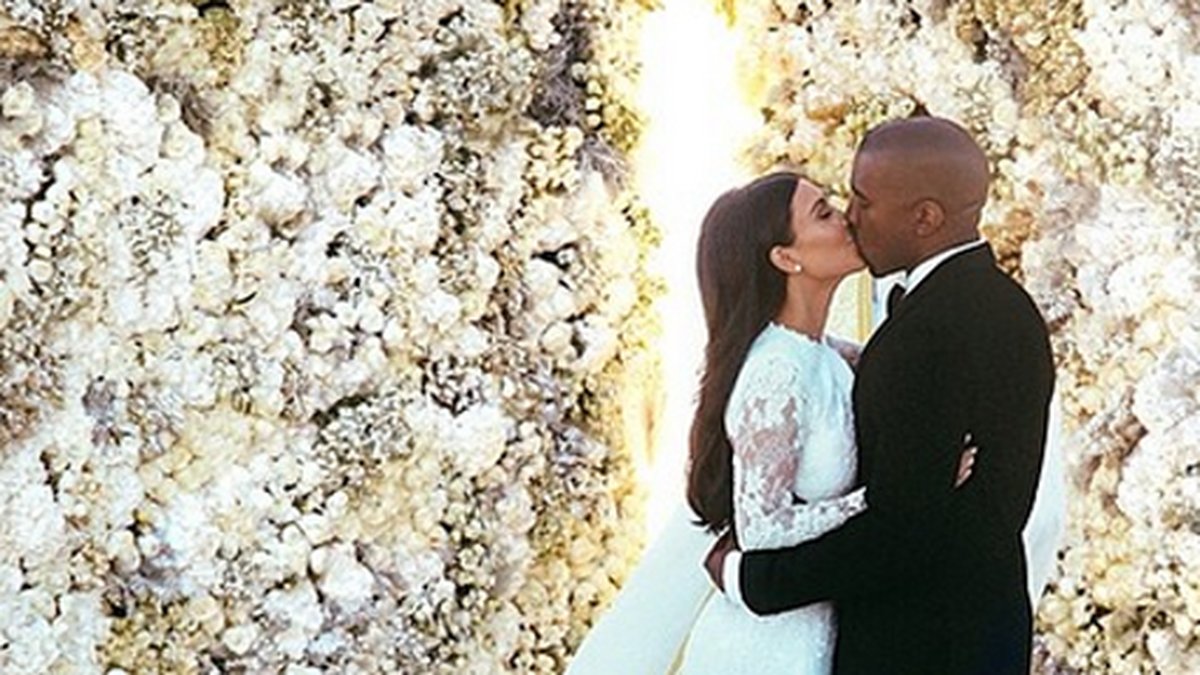 Wow! Kim och Kanye ger varandra en bröllopskyss.